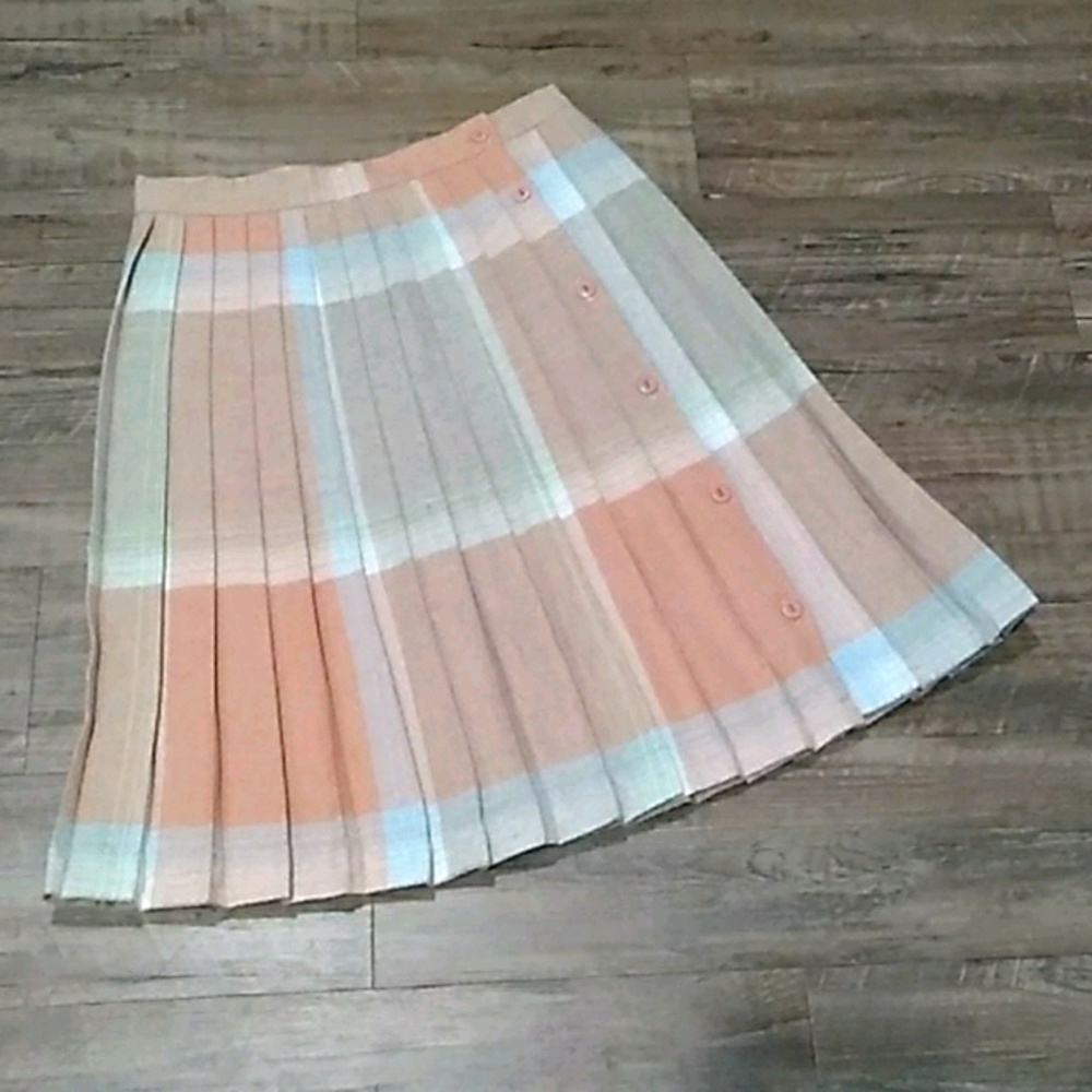 ⭐ Vtg. pleated knee length button up plaid skirt